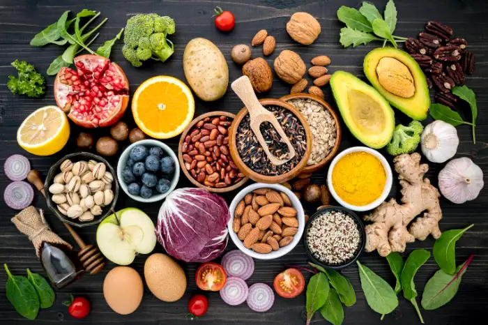رژیم غذایی کامل و ضد التهاب شامل میوهها، سبزیجات، مغزها و مواد غذایی طبیعی برای سلامت مغز